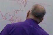 うちの学校の先生は何も見ないで黒板に世界地図を描けます