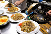 外国人「年配の紳士が元気に料理をしている姿に感動！」町中華の職人が大量の焼きそばを鮮やかに調理！！