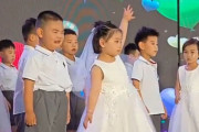 パートナーが凍りついていても1人で踊る小さな女の子
