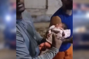 【海外】赤ちゃんをゴミ箱から救った清掃員、今度は彼女を養子にしたいと願う！
