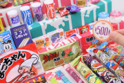 外国人「日本の駄菓子買ってみたから皆見てくれよ」