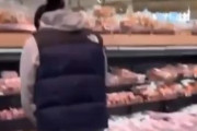 海外「オランダ、食料品店の豚肉に小便をする男。理由は豚肉を食べるのは禁忌だから」