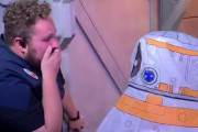 女の子の可愛すぎるコスプレ姿に男性従業員が膝から崩れ落ちて尊死しかけるｗｗｗｗｗｗ