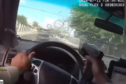 めっちゃ撃ち込んどる！殺人容疑者の車とカーチェイスを繰り広げる警官、フロントガラス越しからの銃撃戦（アメリカ）