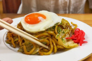 76年の歴史⁉太麺焼きそばの”まことや”を紹介！外国人「焼きそばに乗ってる目玉焼きがめっちゃ美味しそう！」