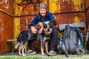 【海外】「『犬が嫌いだった女性』が保護した野良犬と共に世界を旅する感動ストーリー！」