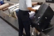 海外の反応：「世界で一番思いやりがあるね」日本の空港係員が手荷物を取りやすよう整理する様子が話題