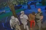海外「手錠を付けられて連行される黒人を殴るアメリカの保安官」