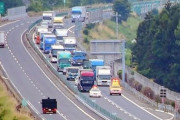 中央自動車道で車線切替工事のため先頭固定しているのを撮影した動画が海外でも話題に（海外の反応）