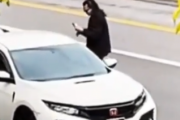 奇行か善行か。家から見える場所に駐車する車にサービスしています。海外の反応