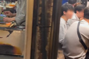 海外でバスっていた『新宿の思い出横丁』の映像…「ブレードランナーっぽい」「オレのケツでは座れそうにない」