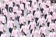 1966年から日本に存在する歩くパフォーマンス「集団行動」に外国人が驚愕 海外の反応