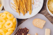 目隠しをして日本のスナック菓子を試食した結果ｗ「目隠しをしている姿がかっこいい🤩」「エマとクリスが一緒にいるのを見るのは嬉しいですね」海外の反応