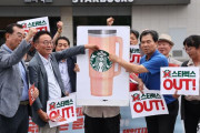 光復節のサンリオ企画まで再検討へ、スタバ騒動後の韓国流通業界が過去広告まで総点検