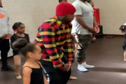 娘の為ならやってやんよ？バレエ教室で娘と一緒に踊る父親たちのほほえましい光景（アメリカ）