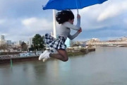 あまりにも命知らずなフランス女性が…水着でスタントマン顔負けの挑戦を続ける