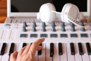 韓国人「この有名な日本のヒット曲は、この人ひとりによって作曲された」