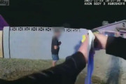 海外「【閲覧注意】 自分の喉にナイフを当てている男に警察がテーザーを撃ち、倒れた拍子に首にナイフが刺さる」