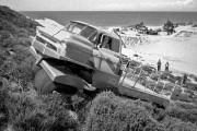 1953年のオフロード車「人を轢いても大丈夫！」実際に轢かれてみる動画【海外の反応】